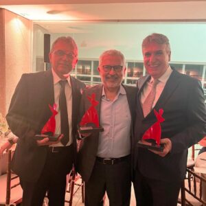 Os Drs. Antônio Eugênio e Sergimar receberam uma homenagem especial como ex-presidentes da Sociedade Mineira de Ginecologistas e Obstetras (Sogimig), em reconhecimento à sua contribuição e liderança na área.