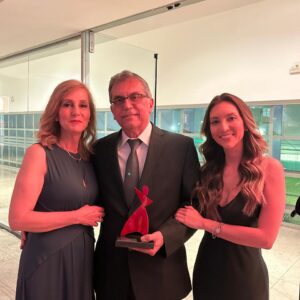 Dr. Antônio Eugênio esteve presente ao lado da esposa, Cleonice, e da filha, Dra. Luiza — que integra o Corpo Clínico da Clínica Vilara, dando continuidade a uma trajetória de dedicação e cuidado em medicina reprodutiva.