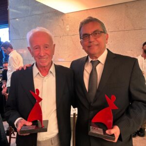 Dr. Antônio Eugênio ao lado de seu grande mestre e amigo, Dr. Lucas Machado, em um encontro marcado por reconhecimento e amizade.